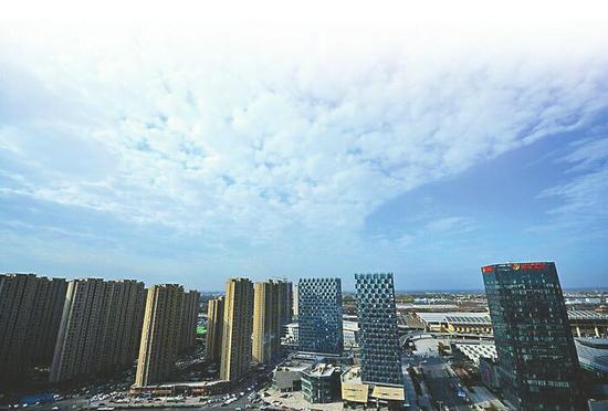 供暖季開始仍能見藍(lán)天。圖為17日濟(jì)南的天空。 記者王鋒 攝
