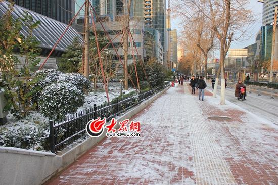 今晨,泺源大街与历山路交叉口人行道与非机动车道出现少量积雪和结冰情况。