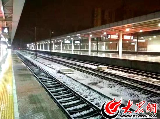菏泽：昨晚火车站铁轨处也轻微积雪