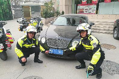 民警查獲套牌車。(本報記者 崔健 侯月 攝)