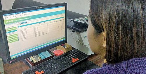 工作人員在演示全新升級的濟南住房維修資金管理系統。