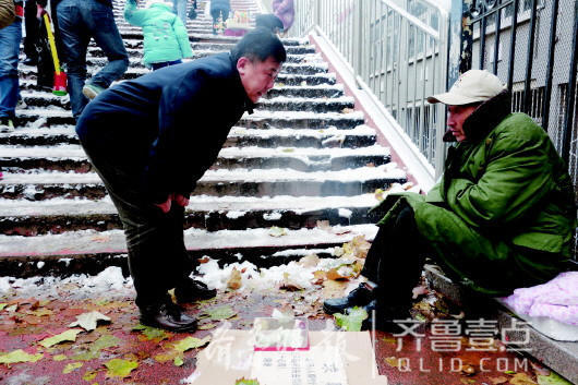 救助人員詢問流浪者是否回救助站避寒。齊魯晚報·齊魯壹點 記者　陳瑋　王杰 攝