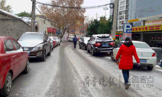 （担心雨雪难行,不少市民把车停在小区周边,选择弃车出行。齐鲁晚报·齐鲁壹点 记者 张泰来 摄）