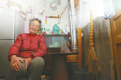 田老太家靠煤爐取暖 王汗冰 攝