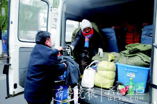 流浪者接受救助，上车去救助站避寒。齐鲁晚报·齐鲁壹点 记者　陈玮　王杰 摄