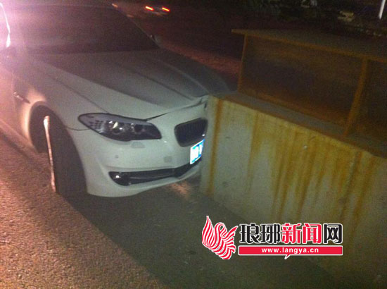 寶馬車撞上了橋墩