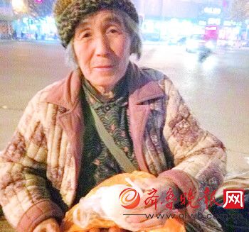 老人的晚饭就是一个馒头加白开水。