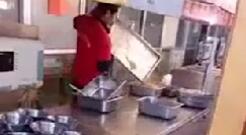 餐厅员工用抹布回收剩菜。视频截图