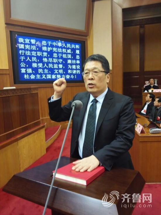 新任命的山东省交通运输厅厅长王玉君向宪法宣誓
