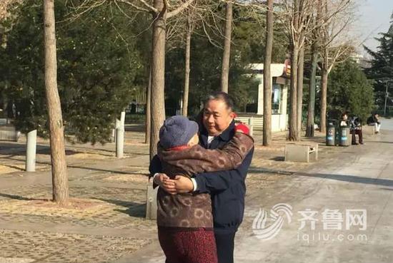 這幾天,微博上有一個(gè)視頻被熱傳:一位中年人每天抱著自己老母親在泉城廣場(chǎng)上散步。