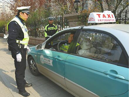 交警查獲山寨出租車 警方供圖頂