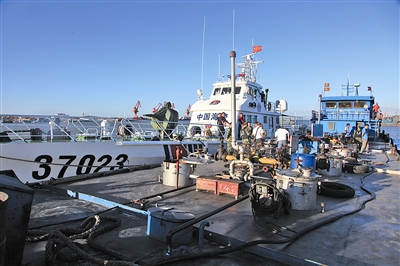 海关海警联合作战，现场查获走私成品油700余吨。(范昌辉摄)