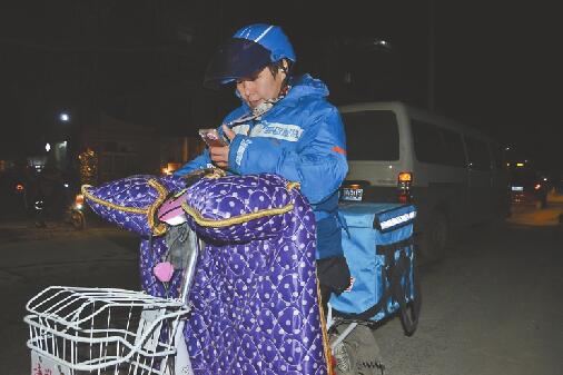 济南外卖妈妈每天跑70公里 不让女儿当贫困