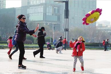 昨日，泉城最低气温重新回升0℃以上，市民纷纷走出家门，享受户外游玩带来的乐趣。(本报记者 张一 摄)