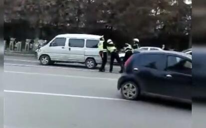 山東臨沂兩交警當街互毆