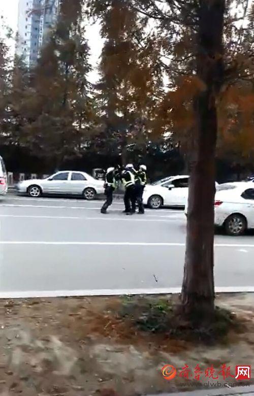 兩名交警當街互毆