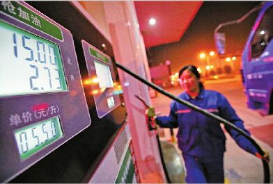今日零時,臘山北路上的一處民營加油站開始執行調整后的成品油價格,為了吸引顧客,其價格比國營加油站要低一些。(記者 范良 攝)