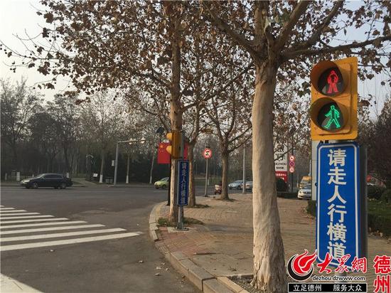 德州經濟技術開發區康博大道與常興路交叉口西北側的一處人行燈出現了紅綠燈同時亮的情況。