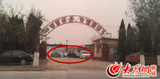 院內“黑加油站”不少車輛正在排隊加油