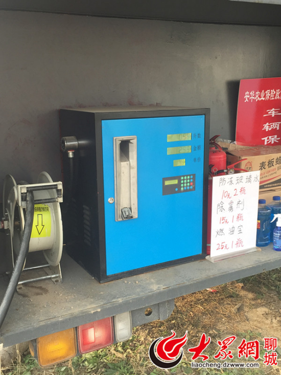 簡易的加油機上每升汽油標價4.3元