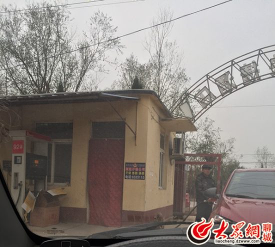 老人正在為車輛加油,加油機旁邊堆放著紙箱子