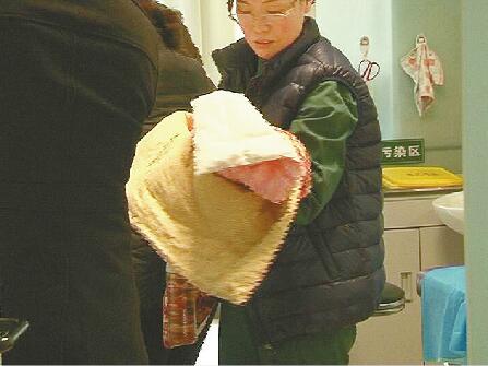 在省立医院东院，男婴在接受医护人员的检查。 记者李焜染 摄