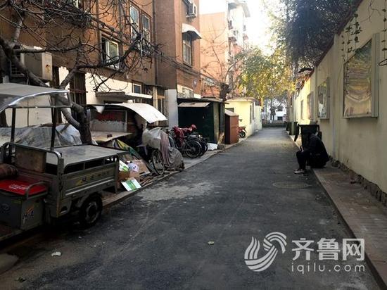 在泺源大街和历山路路口西北角，原本的建筑垃圾和院子内的小卖部都不见了