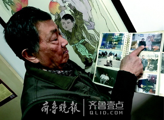 黃樹范老人展示他在老房子中的照片。 齊魯晚報·齊魯壹點 記者 張阿鳳 攝