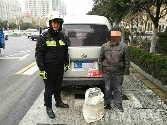 槐蔭交警從武某某的車中發現煤氣罐。 警方供圖