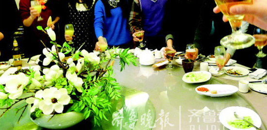 昔日官員酒桌上觥籌交錯的場景愈發少見了。齊魯晚報·齊魯壹點 記者 周青先 攝