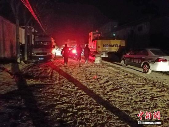 12月3日，济南高新区白谷堆村一私营厂房装修期间发生坍塌事故。资料图为救援现场。 李欣 摄