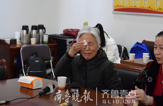 聽到要拆違建,現場一位居民代表流下眼淚。齊魯晚報·齊魯壹點 記者　劉飛躍　攝