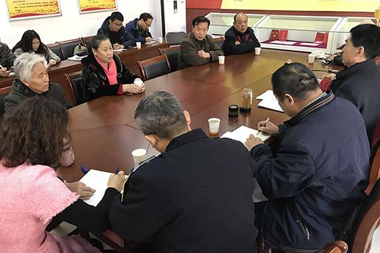 馬大娘和幾個老鄰居一起來到解放路社區(qū)居委會講述他們的顧慮(扈楓/攝)