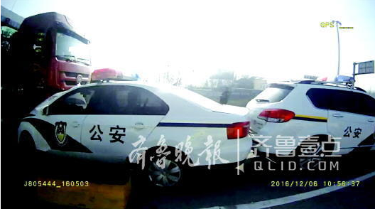 大貨車“推”著兩輛警車強往前行。