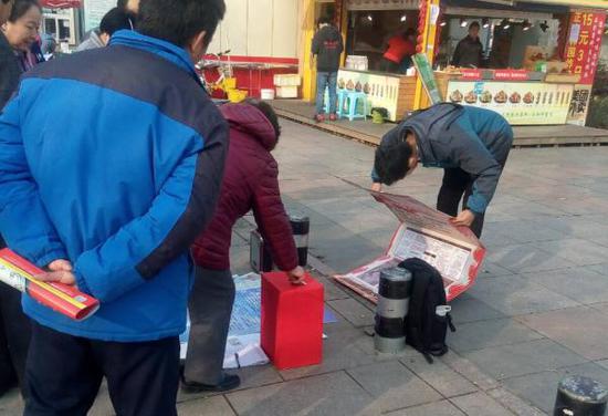 劉大利淄博街頭為母籌款