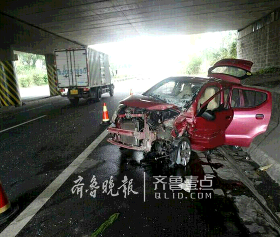 11月30日,孫師傅因為開車看了一條微信,車輛失控撞上護坡。 齊魯壹點情報員 呂學印 攝