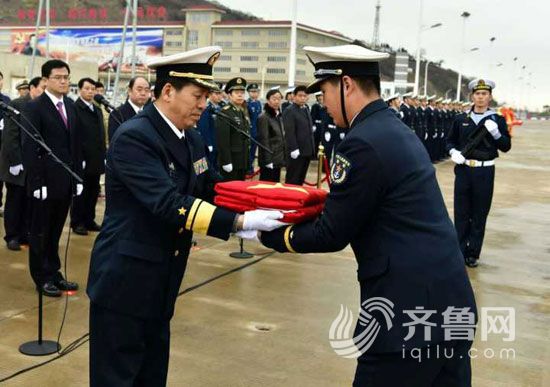 中國海軍東海艦隊副政委曹竹兵少將向海軍菏澤艦艦長王龍授旗