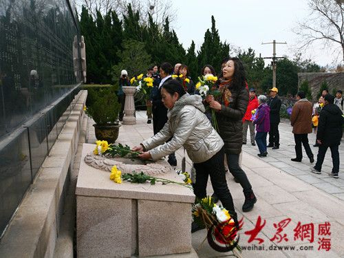 福建船政名杰及北洋海軍將士后裔在北洋海軍提督署前合影