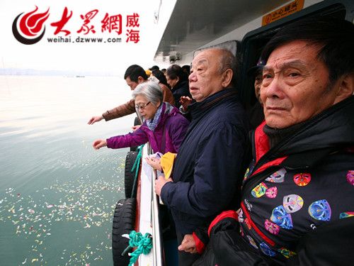 福建船政名杰及北洋海軍將士后裔在海上祭灑鮮花