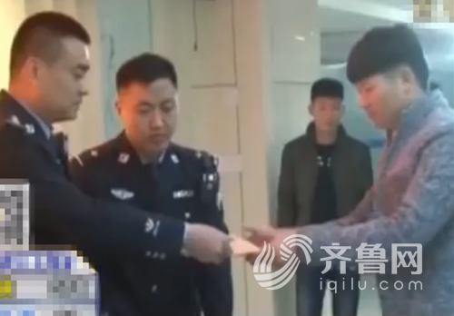 民警现场还给学生被盗现金 (视频截图)