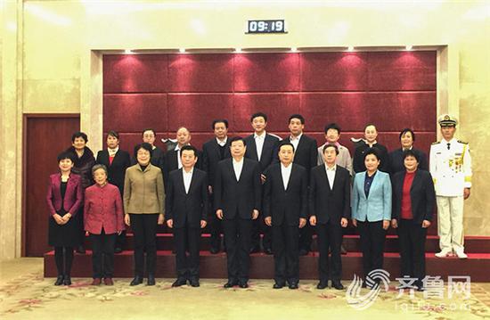 省委書記姜異康會見山東省第一屆全國文明家庭并合影留念