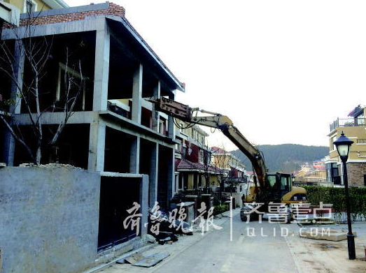 拆除業主擴建出三間房的兩層高小樓。