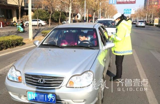(德州三八路美食城路口,交警在對車主進行勸導。 齊魯晚報·齊魯壹點 記者 張磊 攝)