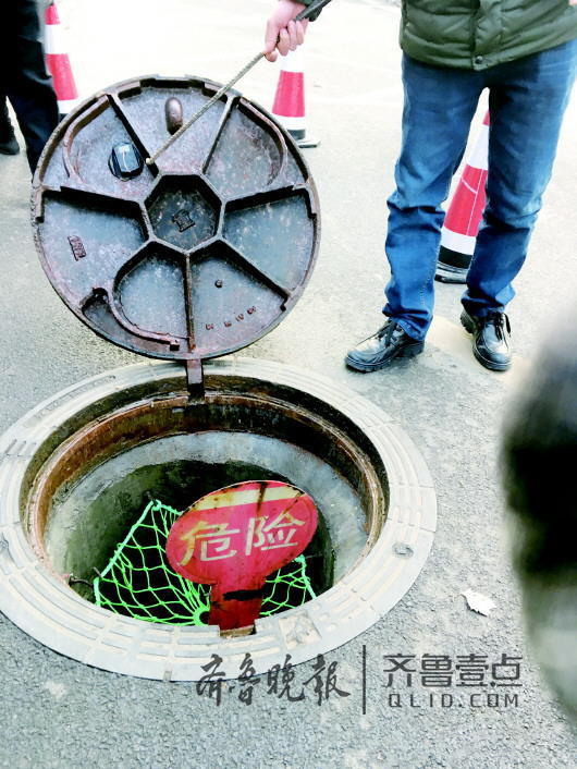 污水井盖打开后有多重防护,井盖上的小黑盒就是自动报警装置。齐鲁晚报·齐鲁壹点 记者 王皇 摄