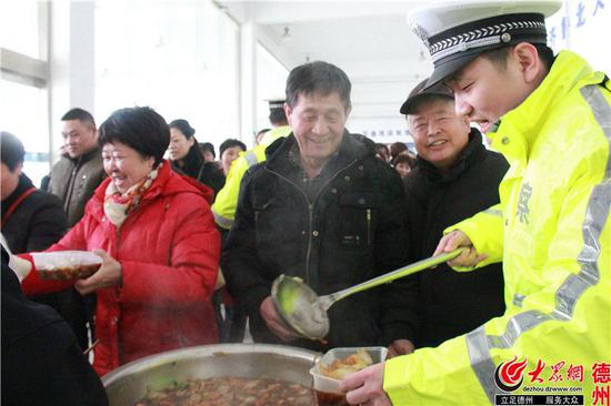 德州高速交警为滞留群众群众免费提供中午饭
