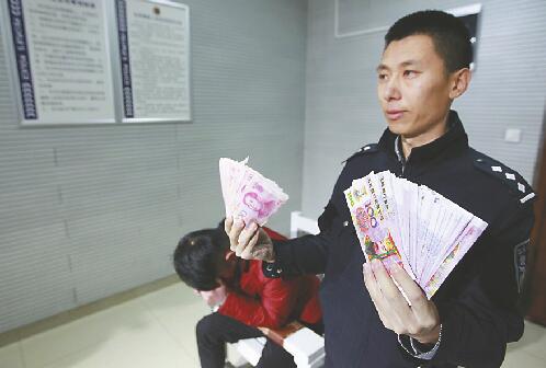 民警追回受害人被騙錢款,繳獲嫌疑人作案時使用的冥幣 通訊員供圖