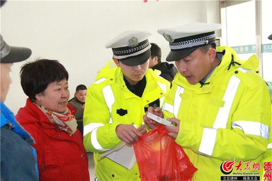 高速交警为群众买药