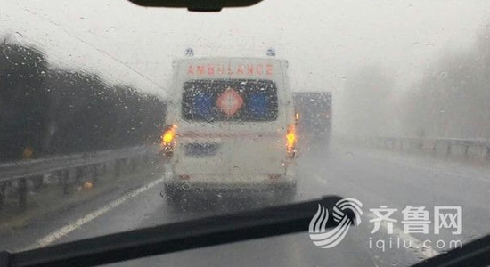 大霧天氣高速封閉,警車開道開辟綠色通道