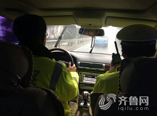 大霧天氣高速封閉,警車開道開辟綠色通道