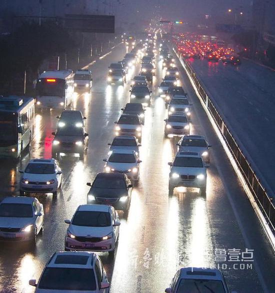 21日下午5點(diǎn)半,濟(jì)南經(jīng)十路迎來(lái)晚高峰。治霾治堵得雙管齊下。 記者 周青先 攝